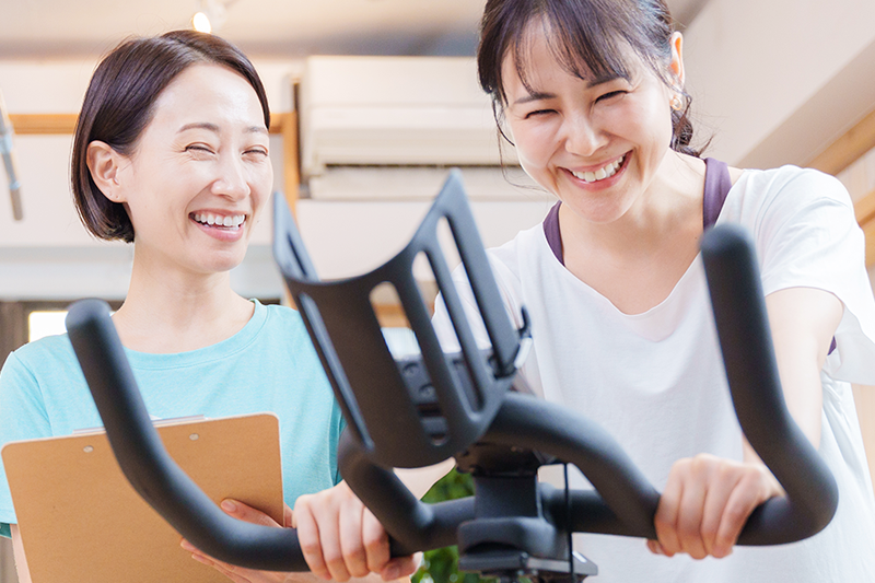 ジムでトレーニングする女性