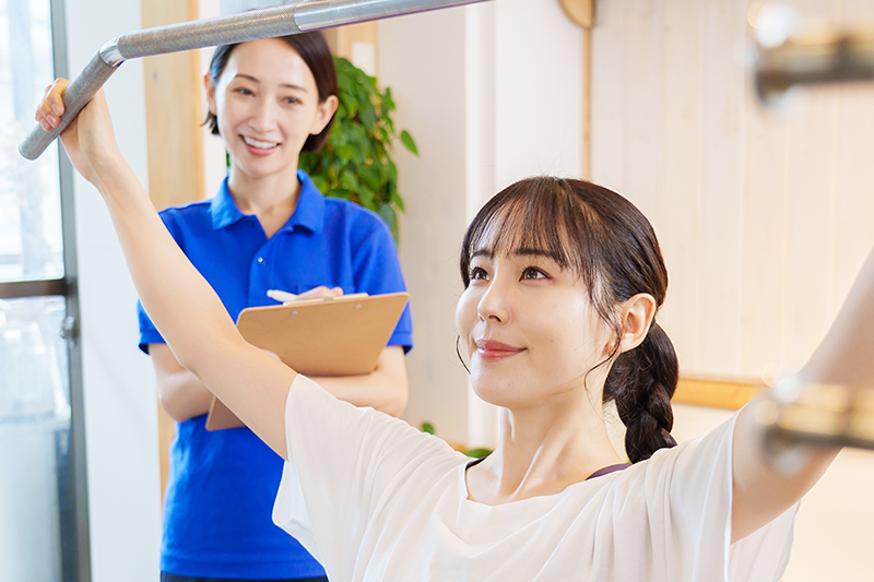 ジムでトレーニングする女性